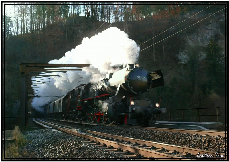 Dampfsonderzug mit 52.1227 der Fa. Brenner&Brenner von Graz nach Obdach zum Weikirchner Adventmarkt.
Fotografiert in Badl Peggau 1.12.2007