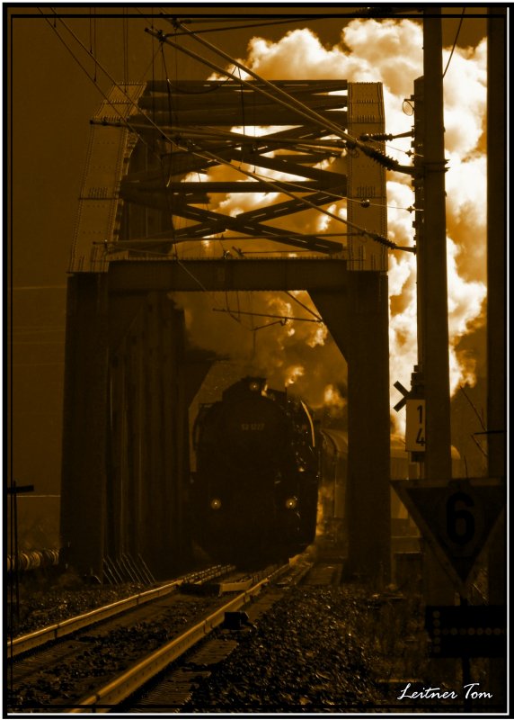Dampfsonderzug mit 52.1227 der Fa. Brenner&Brenner von Graz nach Obdach zum Weikirchner Adventmarkt.
Fotografiert in Bruck ander Mur 1.12.2007
