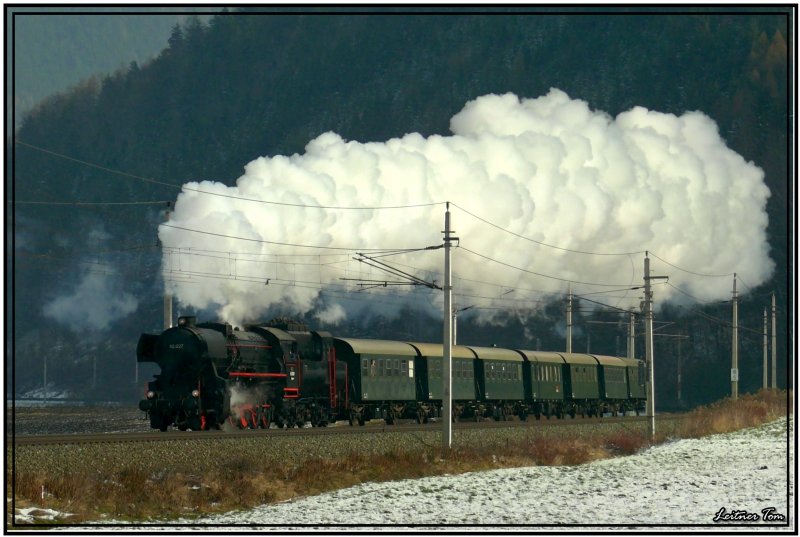 Dampfsonderzug mit 52.1227 der Fa. Brenner&Brenner von Graz nach Obdach zum Weikirchner Adventmarkt. Fotografiert in Niklasdorf 1.12.2007