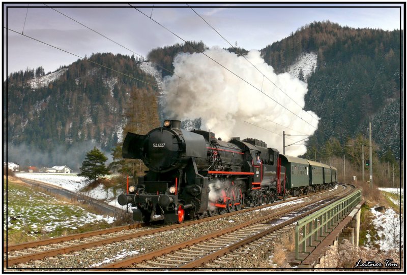 Dampfsonderzug mit 52.1227 der Fa. Brenner&Brenner von Graz nach Obdach zum Weikirchner Adventmarkt.
Fotografiert in Hinterberg 1.12.2007