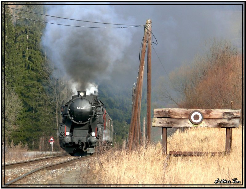 Dampfsonderzug mit 52.1227 der Fa. Brenner&Brenner von Graz nach Obdach zum Weikirchner Adventmarkt.
Fotografiert in Kathal 1.12.2007