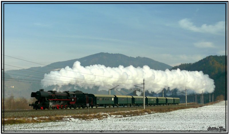 Dampfsonderzug mit 52.1227 der Fa. Brenner&Brenner von Graz nach Obdach zum Weikirchner Adventmarkt. Fotografiert in Niklasdorf 1.12.2007