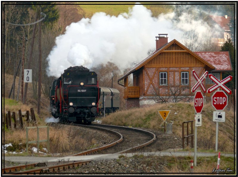 Dampfsonderzug mit 52.1227 der Fa. Brenner&Brenner von Graz nach Obdach und retour. Fotografiert in Eppenstein.
1.12.2007