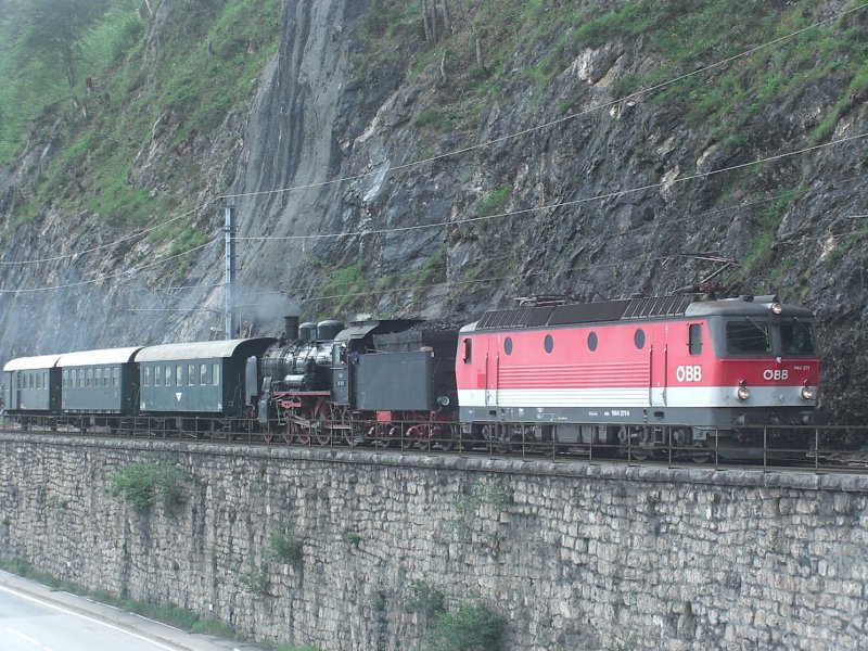 Dampfsonderzug von Obertraun nach Attnang-Puchheim am 20.Juni
kurz vor der Einfahrt in den Sonnsteintunnel.Aufgrund von Brandgefahr Vorspanntriebfahrzeug 1144.271.