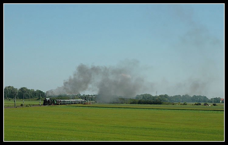 Dampfsonderzug R 16249 von Wien nach Mrzzuschlag mit 109.13 und ihre Schwester 109.109 aus Ungarn, am 11.6.2006 kurz nach Wampersdorf.