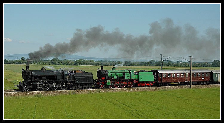 Dampfsonderzug R 16249 von Wien nach Mrzzuschlag mit 109.13 und ihre Schwester 109.109 aus Ungarn, am 11.6.2006 kurz nach Wampersdorf.