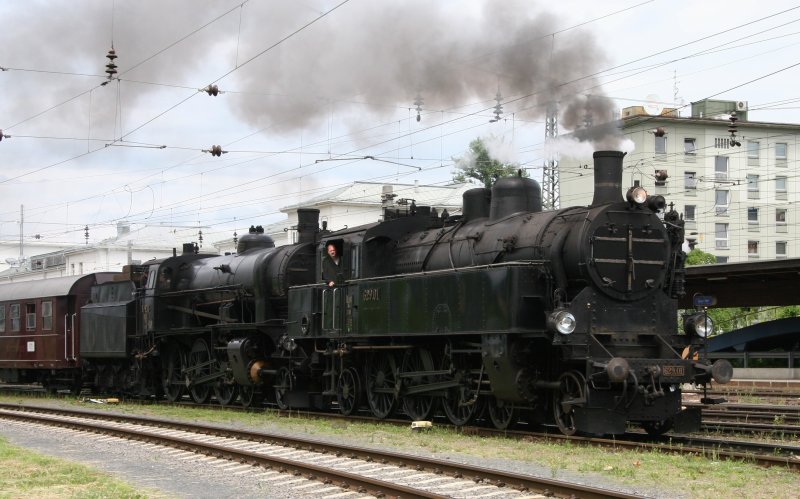 Dampfsonderzug von Strasshof nach Lieboch anlsslich 150 Jahre Sdbahn bei der Ausfahrt aus dem Hauptbahnhof Graz. Zuglok hinter der 629.01 war die 109.13. Aufgenommen am 17. Mai 2007.