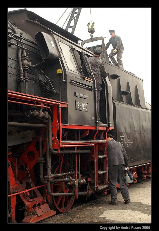 Dampftage im Eisenbahnmuseum Bochum Dahlhausen September 2006

Bekohlung der Dampflok 23023