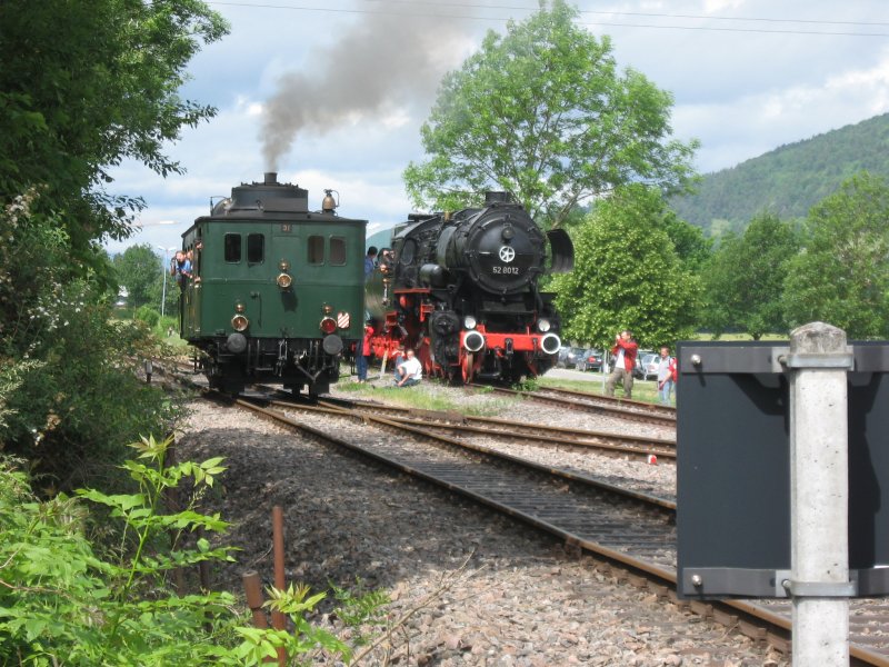 Dampftriebwagen CZM und BR 52 8012 im Bahnhof Zollhaus-Blumberg am 27.5.07 anl�sslich des 30 j�hrigen Jubil�ums der Sauschw�nzlebahn