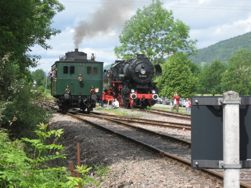 Dampftriebwagen CZM und BR 52 8012 im Bahnhof Zollhaus-Blumberg am 27.5.07 anlsslich des 30 jhrigen Jubilums der Sauschwnzlebahn