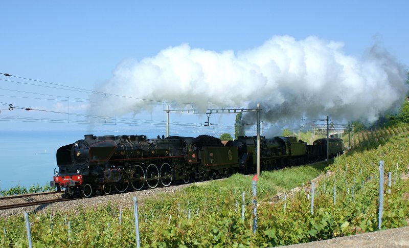 Dampfzug 33035 mit Doppeltraktion Lok 241 A 65 und Lok 241 P 17 auf der Fahrt zwischen Lausanne und Fribourg kurz vor Grandvaux.
(31.05.2009) 