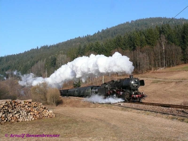 Dampfzug auf der Murgtalbahn: Die 50 2740 (mit DB-EDV-Beschriftung als 052 740) mit UEF-Sonderzug nach Baiersbronn.
Huzenbach

29.12.2008