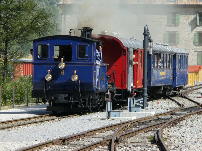 Dampfzug bei der Einfahrt in den Bahnhof von Gletsch mit HG 2/3  6 Weisshorn + 3 Personenwagen am 09.09.2006