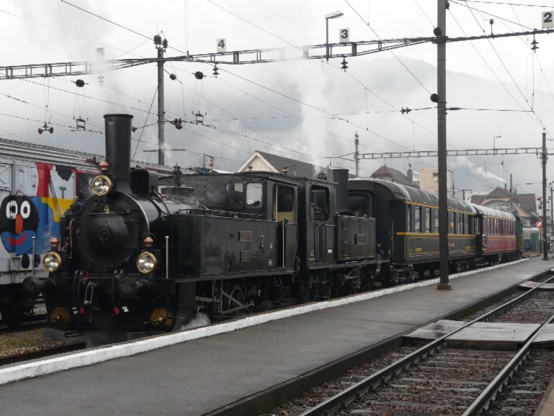 Dampfzug bei der OeBB mit den Dampfloks E 3/3  4 * SCHWYZ * und der Ed 2/4  35 sowie den OeBB Personenwagen WR 401 und As 413 im Bahnhofsareal von Balsthal am 30.12.2007