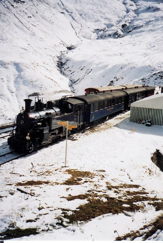 Dampfzug der DFB gezogen von der Lok HG 3/4 FO 4 (Meterspur-Adhsions-Zahnradbahn) in der Station Furka 2163m, im Oktober 2008.
