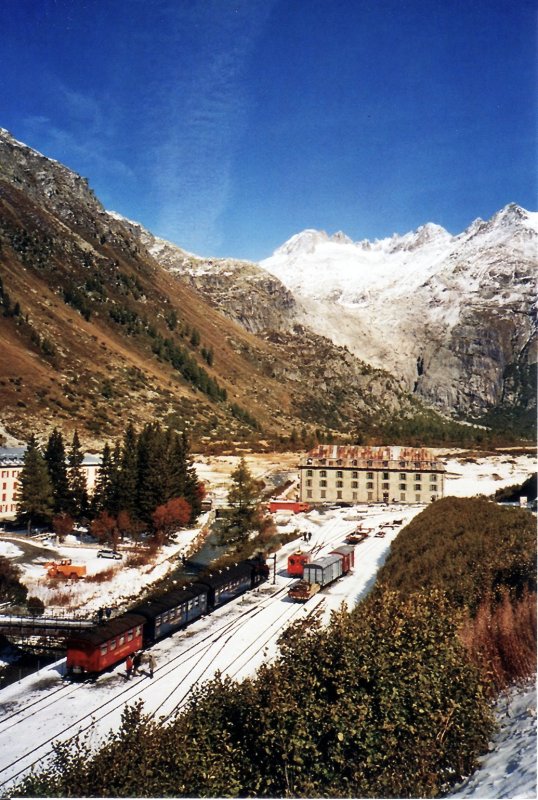 Dampfzug der DFB (Meterspur-Adhsions-Zahnradbahn) in der Station Gletsch 1762m, im Oktober 2008. Im Hintergrund der Rhonegletscher.