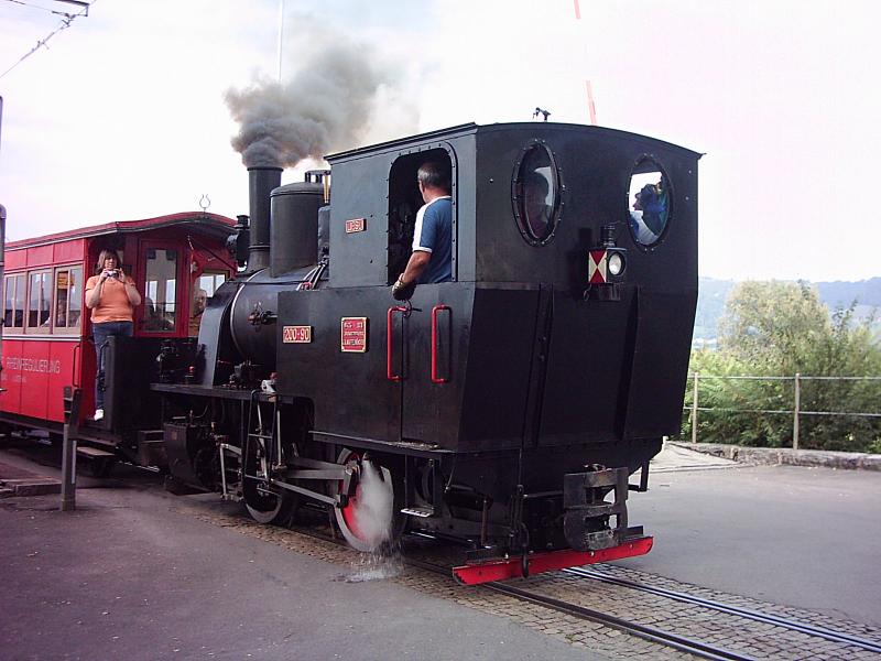 Dampfzug der IRR verlsst am 25.9.2005 die Rheinbrcke in Richtung Widnau. Diese Brcke wird von Autos, Fugngern und dem Zug gleichermaen auf einer Fahrspur genutzt.