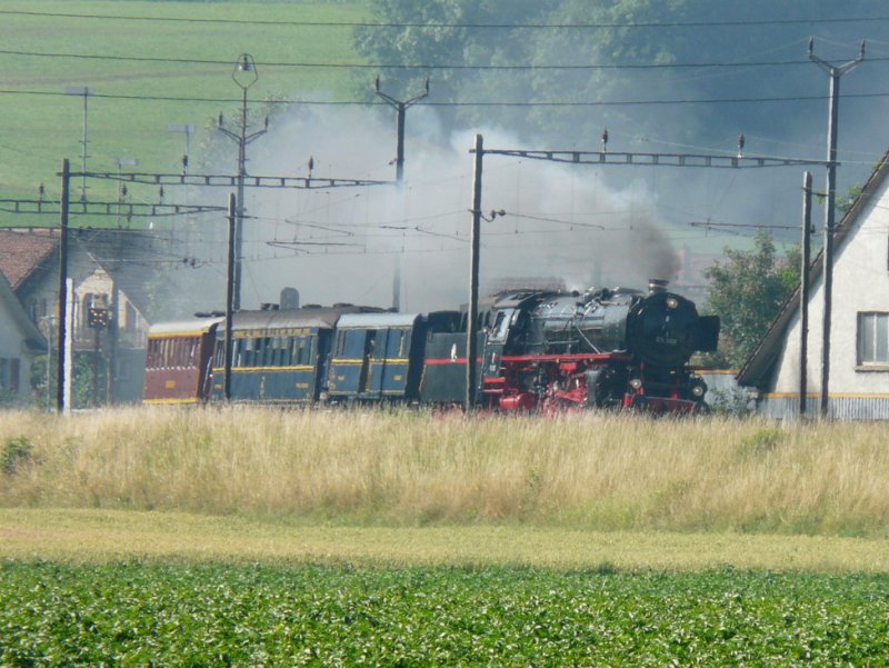 Dampfzug mit 3 Personenwagen mit der 01 202 unterwegs bei Busswil am 04.07.2009