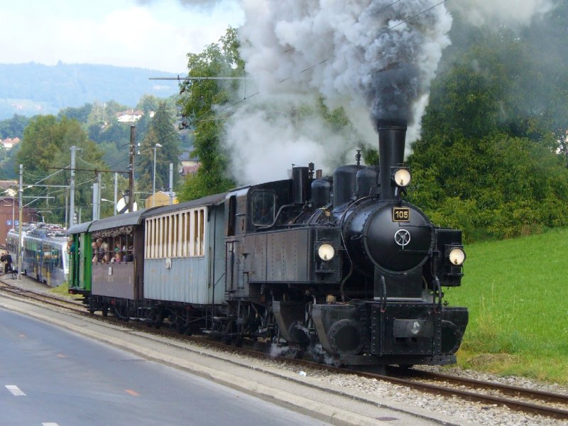 Dampfzug der Touristikbahn BC mit der Dampflok G 2 x 2/2 105 + C 45  MOB + C 44 B.O.B  + FZ 36 GFM bei der Ausfahrt aus dem Bahnhof von Blonay am 09.09.2007