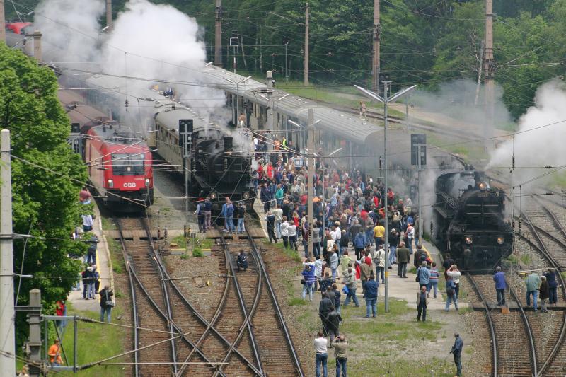 Dampfzugtreffen mit 109.13 und 310.23 im Bahnhof Semmering. (12.6.2005)
