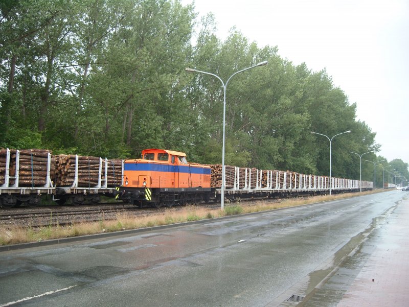Danach hat die V60 (RFH) die fertigen Holzwaggons vom Kai geholt und wartet nun auf den Abfahrauftrag zum Gterbf Rostock-Bramow.

Rostocker Fracht-und Fischereihafenbahn, 08.Juli 2009
