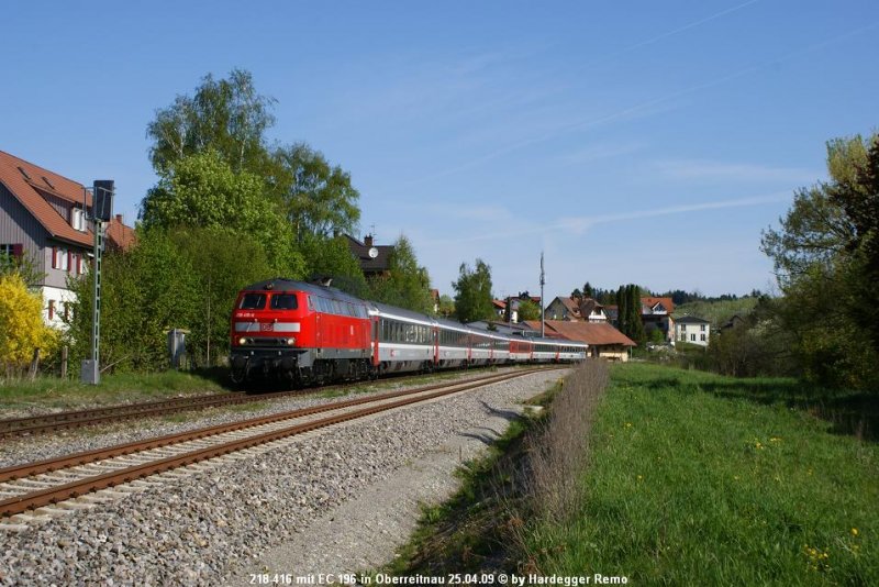 Danach in ungewohnter Solo-Leistung, der EC 196 nach Zrich HB.
218 416 durfte diesen alleine durchs Allgu bis Lindau Hbf ziehen.
25.04.09