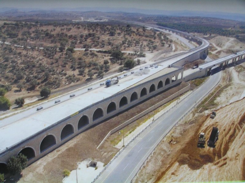 Daniel Junction in Israel. Am 10.05.2007 fand ich in der Bauleitung eines Russischen Baubetriebes dieses Bild einer Luftaufnahme des Verzweigungsbauwerkes der beiden Neubaustrecken nach Jerusalem (rechts) und Modi'In und habe es abfotografiert. Zwei Tage zuvor hatten wir die Gelegenheit, diese Baustelle zu besichtigen.