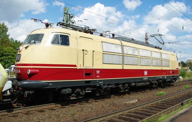 Dank des Signalhalts in Eichenberg stand 103 222-6 nochmal schn im Sonnenlicht Modell bevor es dann in Richtung Gttingen weiterging. 28.08.2009.