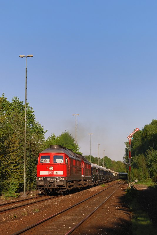 Dank eines Lokschadens der 232 690 hat sie bei diesem schnen Zug eine Vorspann-Lok bekommen: 233 588 und 232 690 mit  DZ 13250 (Orientexpress 'Prag-Calais Ville') in Sulzbach-Rosenberg (10.05.2008)