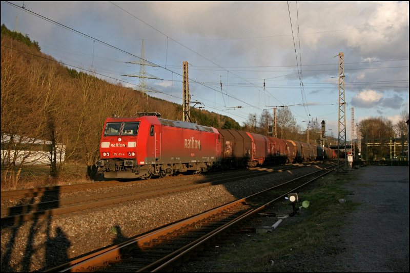 Dank einigen Firmen in Plettenberg und Finnentrop verkehrt Abends der 52296 von Finnentrop nach Hagen Gbf. 185 191 beschleunigt mit ihrer Fracht aus Plettenberg Richtung Hagen. An manchen Tagen kann er eine Lnge von 30 und mehr Gterwagen erreichen. (03.03.2008)