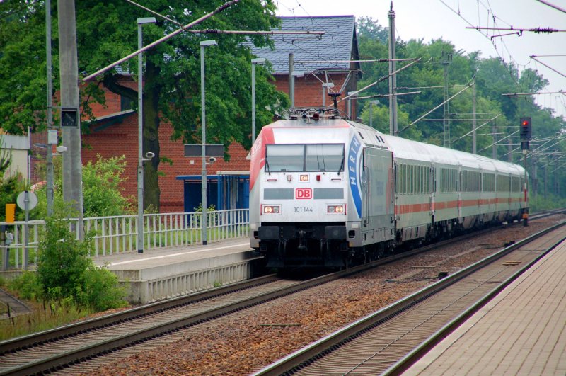 Dank Lokvorschau konnte ich 101 144 mit dem IC 2353 in Burgkemnitz fotografieren. Fotografiert am 21.05.09.