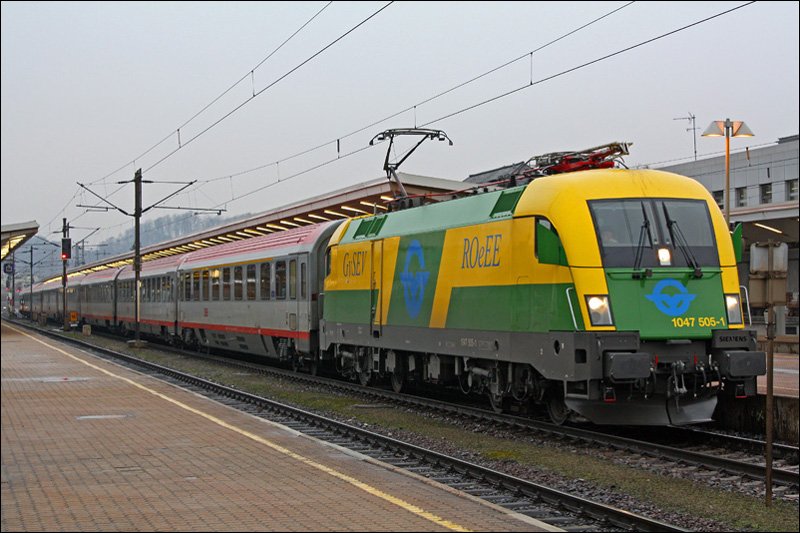 Dank der neuen Fahrplangestaltung 2009 kommen auch die GySEV-Lokomotiven planmig auf die Westbahn zwischen Wien und Salzburg. Am 12. Mrz 2009 hatte ich in der Frh Zeit den OIC 745 zu fotografieren. Zu meiner Freude bespannte diesen Zug die GySEV 1047.505.  12.03.09
