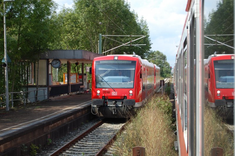 Dank der zu ffnenden Fenster, der auf der Teckbahn eingesetzten Silberlinge, konnte ich am 2.9.2009 in Kirchheim-tlingen dieses Bild von 650 001-1 anfertigen.