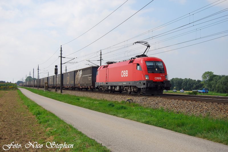 Dann gings im Gterverkehr wieder bergauf:1116 103-1 mit ihrem Megacombiganzzug gen Linz erffnete den Reigen,Pasching (sterreichurlaub 18.08.09)  
