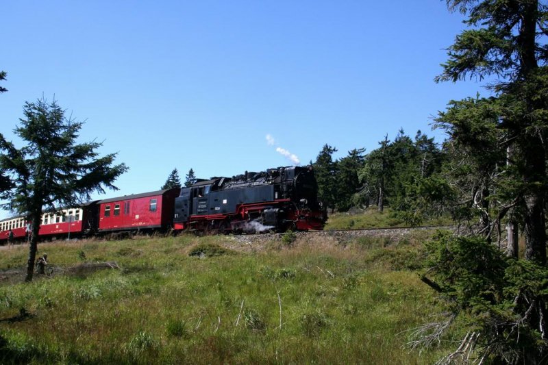dann will ich auch mal ein wenig Senf zum Harz dazu geben. Hier ist der Zug in der Nhe der Kreuzung mit der Brockenstrasse. Bellingrodt wrde sich ber die Stellung der Kuppelachsen freuen... Treibstange unten erwischt. 12.08.07
