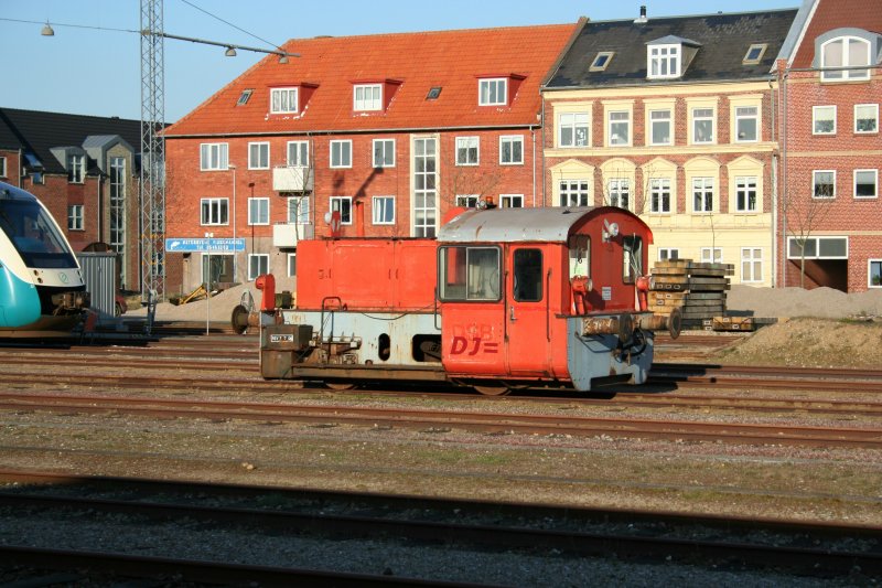 Dansk Jernbane (DJ=) Kf 13 (ex DB 323 301) am 20.4.2008 in Esbjerg. 