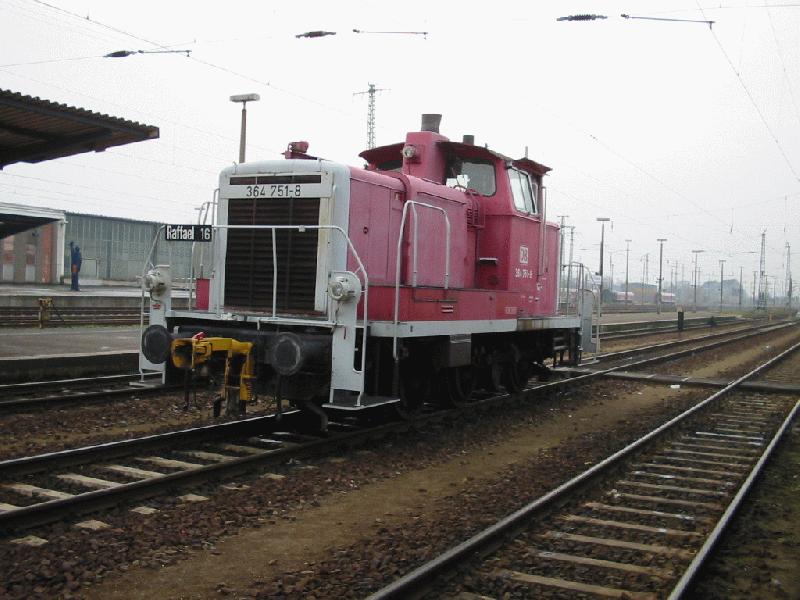 darf ich vorstellen:  RAFFAEL 16  als Rangierlok 364751 am 16.11.02 in Cottbus.

