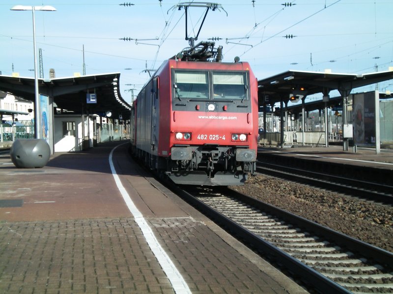 Darf ich vorstellen!!!BR 482 025-4 der SBB Cargo durchfhrt hier am 24.01.2009 Rastatt
