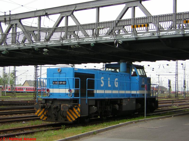 Darmstadt Hauptbahnhof am 23.04.2005, unter der Brcke stand die Diesellok mit der Betriebsnummer G 1206 SP-021 der Spitzke Logistik GmbH (SLG)