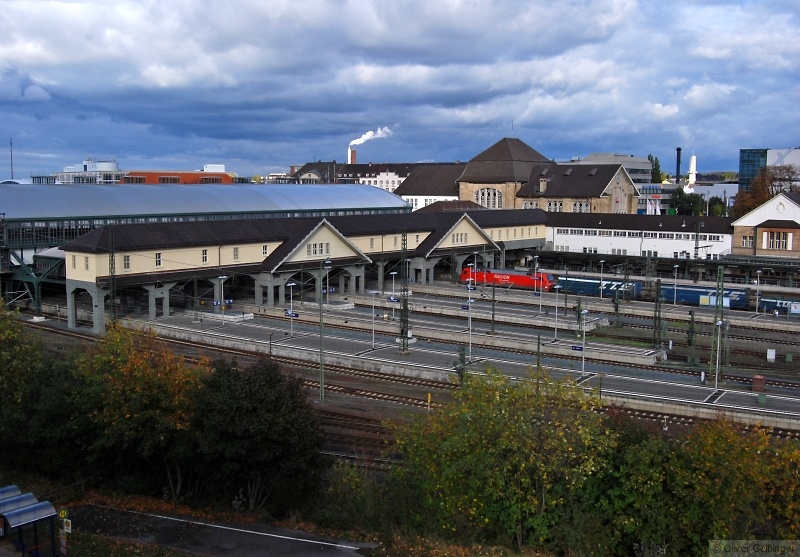 Darmstadt Hbf. Sein frischrenoviertes Gewand sieht man dem Jugendstilbahnhof frmlich an. (Okt. 2009)