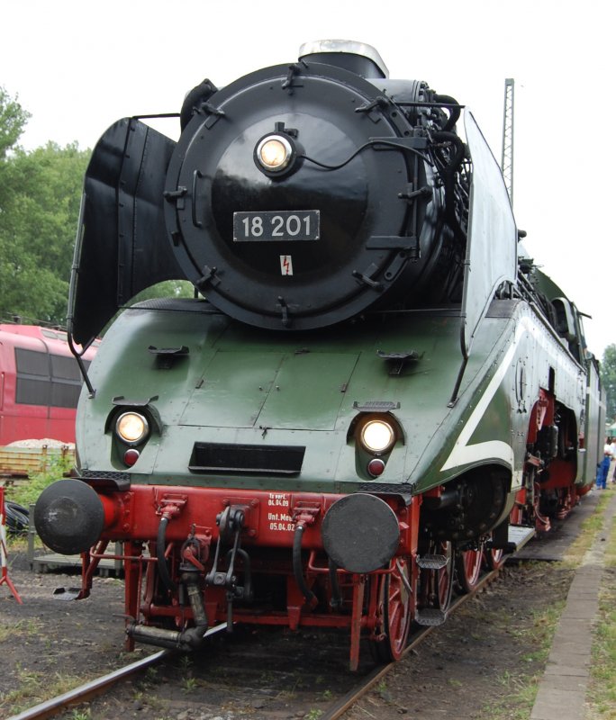 DARMSTADT-KRANICHSTEIN, TEIL 3.  24. Mai 2008
Wo sie auftaucht bleiben Dampflokfreunde stehen, die Mimmo