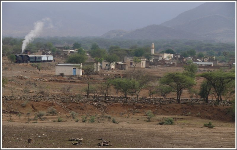 Darnas liegt in einem Zwischental auf 450m /M. , wo ich ertmals Traktoren sehe, um den anscheinend fruchtbaren Baden zu bestellen.
Bevor wir das Rote Meer erreichen gibts noch eine kurze Gegensteigung ber ein vulkanisches Kstengebirge. (29.10.2008)