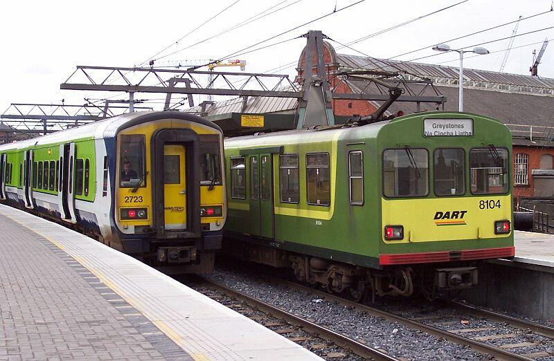 Dart 8104 und Commuter 2723 (Diesel)am 17.02.2005 im Bahnhof Dublin-Connolly. Connolly ist ein Kopfbahnhof mit Bahnsteighalle, rechts daneben sind aber 3 Durchgangsgleise (Bild), die Strecke fhrt als Hochbahn wie in Berlin durch die City nach Sden, Dublin-Pearse - Rosslare Europort.