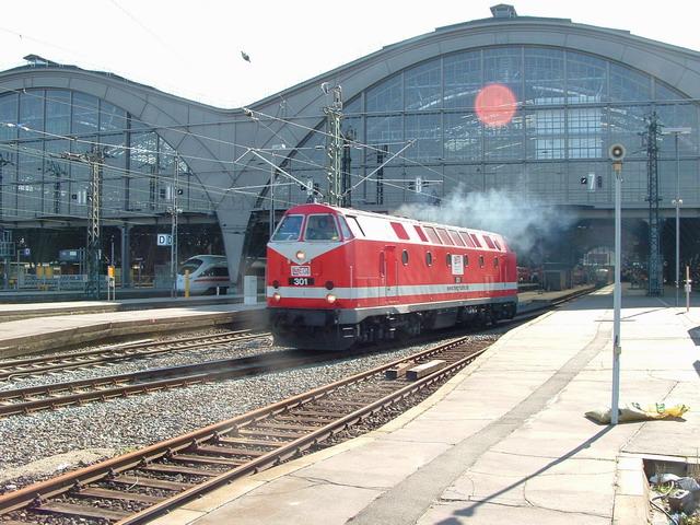 Das ist die 119 (301) der MEG im Leipziger Hauptbahnhof. Das war am 31.03.2005. Es handelt sich dabei um eine Schulungsfahrt.