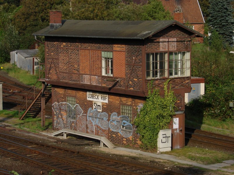 Das 1907 erbaute Befehlsstellwerk (Sdturm) des Lbecker Gterbahnhofes. auch: www.artsbilder.de