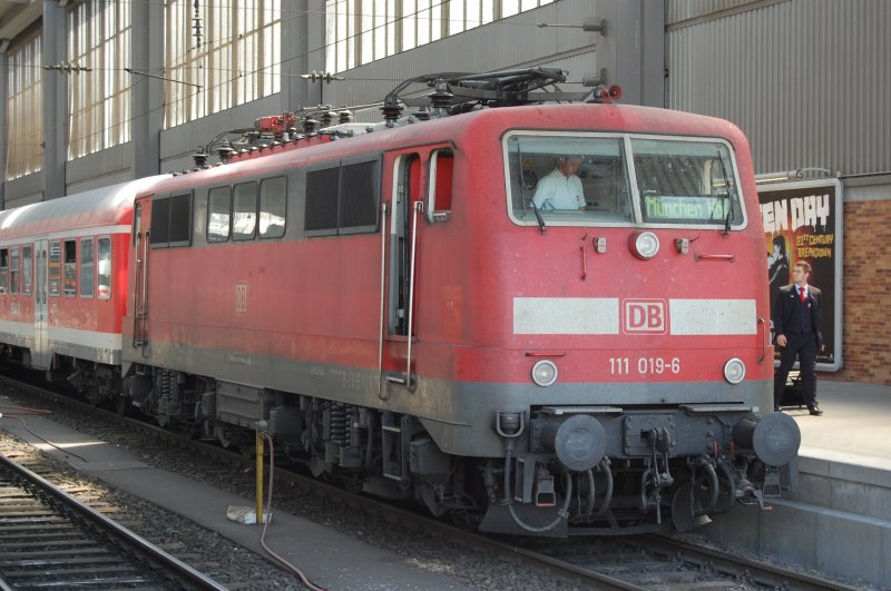 Das 2. Bild meines 111 gepr�gten Tages (26.5.2009) zeigt 111 019-6 in M�nchen Hbf.
