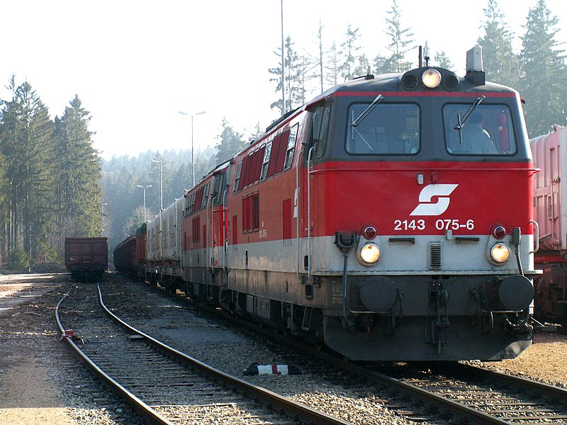 Das 2143 Tandem hat die Verschubttigkeit in Kleinschnau beendet und muss nun die Abfahrtserlaubnis nach Zwettl abwarten. (20.2.2008)