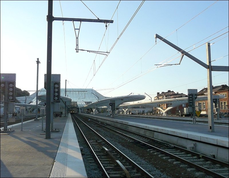 Das Abendlicht des 28.06.08 erhellt das glserne Dach des Bahnhofs Lige Guillemins. Rechts stehen schon die neuen Fahrleitungsmasten, whrend links noch die alten zu sehen sind. (Jeanny)