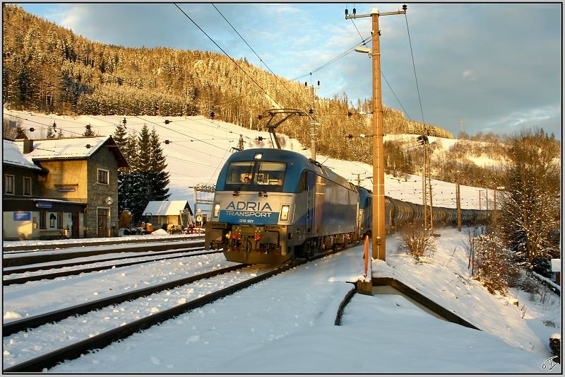 Das Adria Transport Tandem bestehend aus 1216 921 + 920 fhrt  mit dem Kesselwagenzug 48431 in Spital am Semmering.Am Zugschlu lief auch noch die LTE 185 528 kalt mit.
8.12.2008