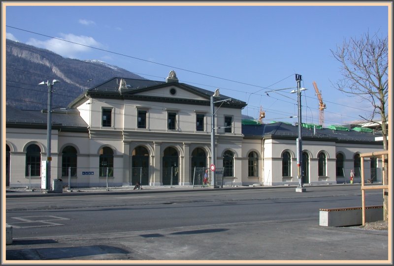 Das alte Bahnhofgebude Chur von der Bahnhofplatzseite her gesehen. Frisch renoviert prsentiert sich die Fassade am 19.02.2007